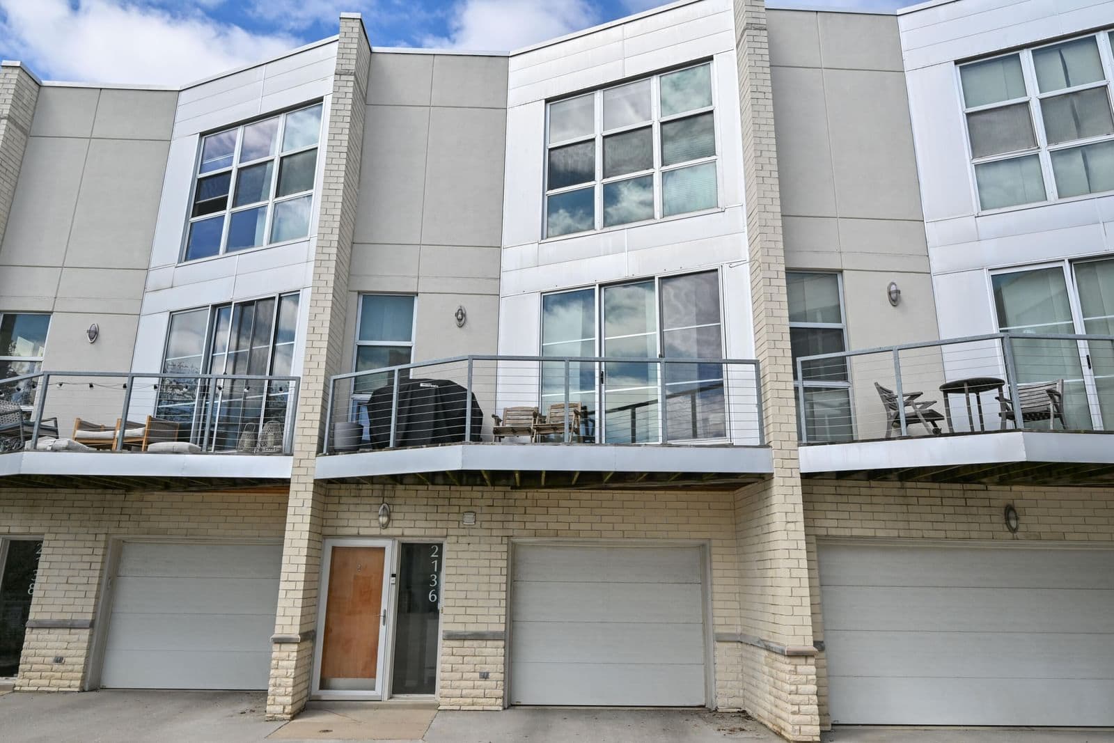 2136 Commerce