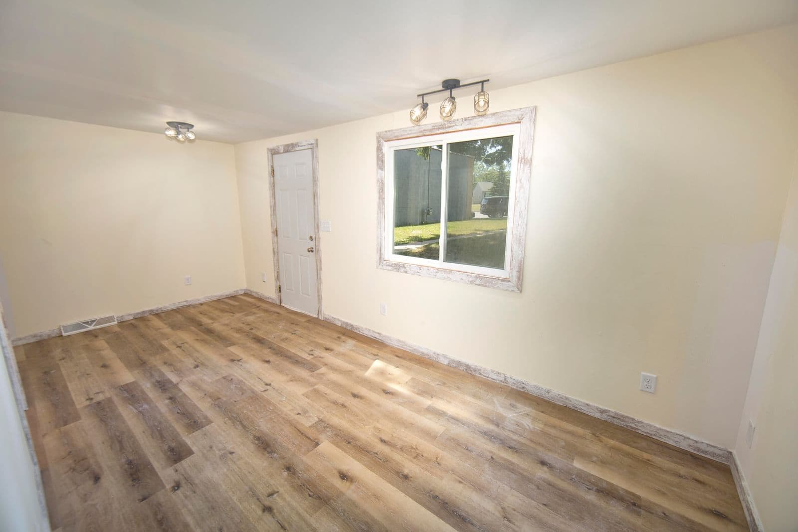 4730 Forest Home