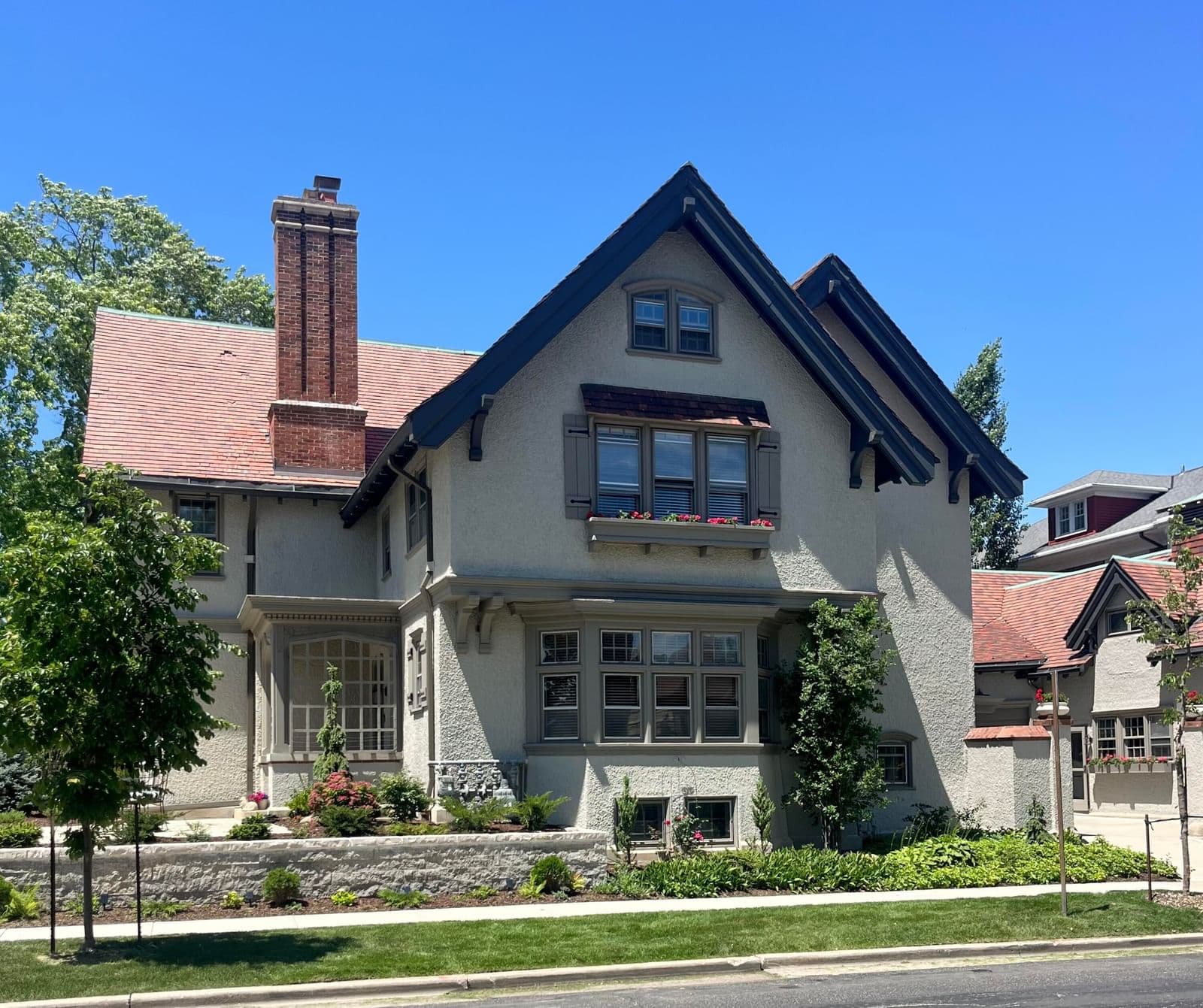 2928 Kenwood