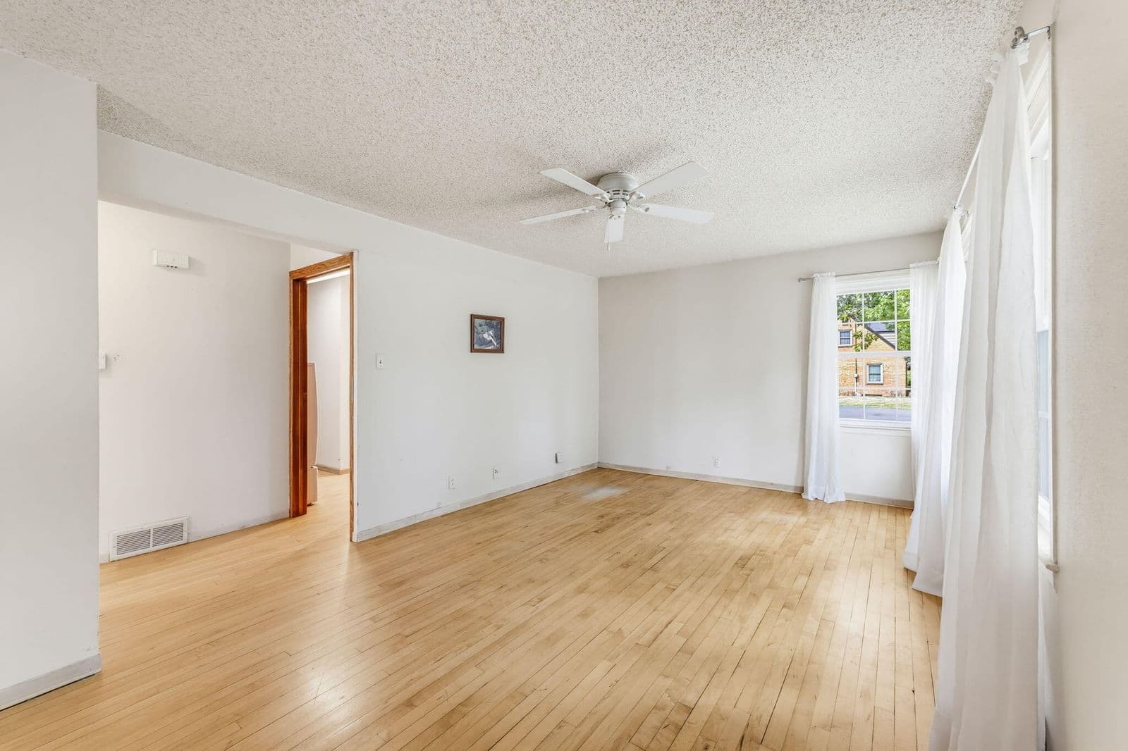 Photo 5 of 11911 Wauwatosa