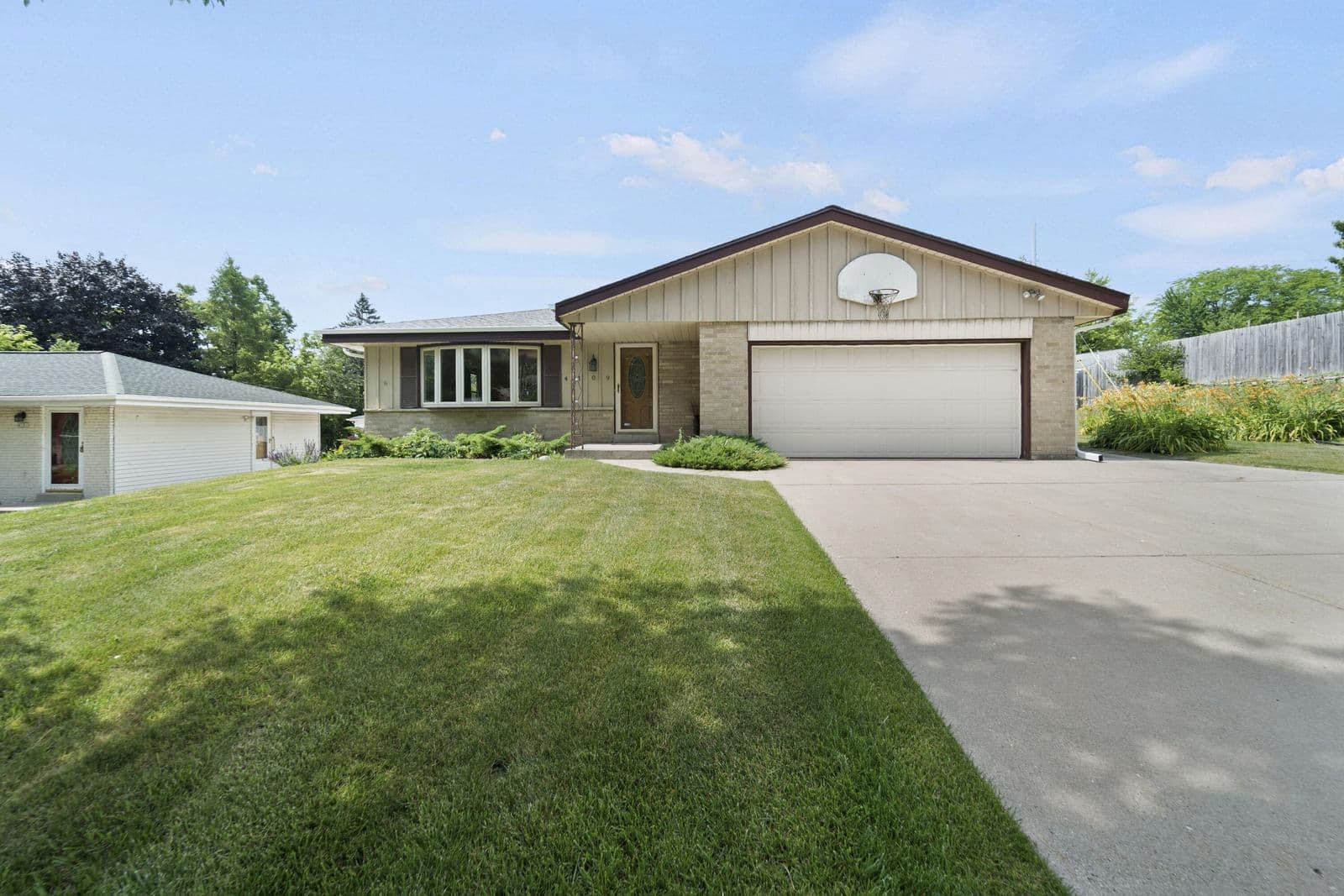 4109 Hemlock