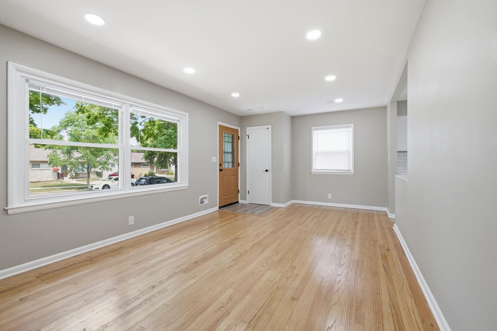 8233 Lancaster