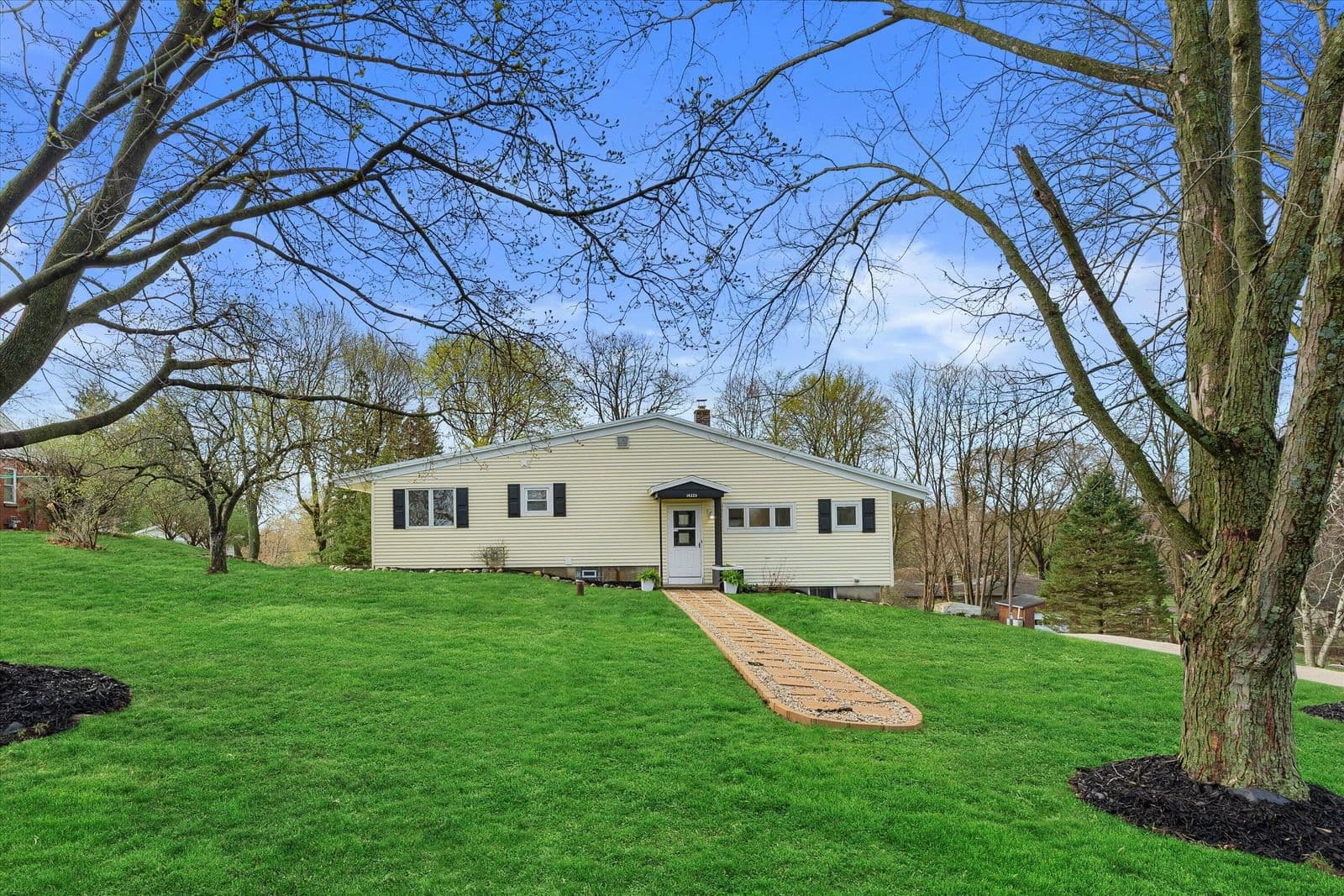 14225 Forest View