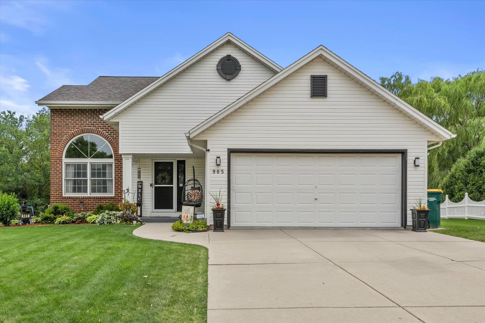 905 Twin Oaks, Oak Creek, WI