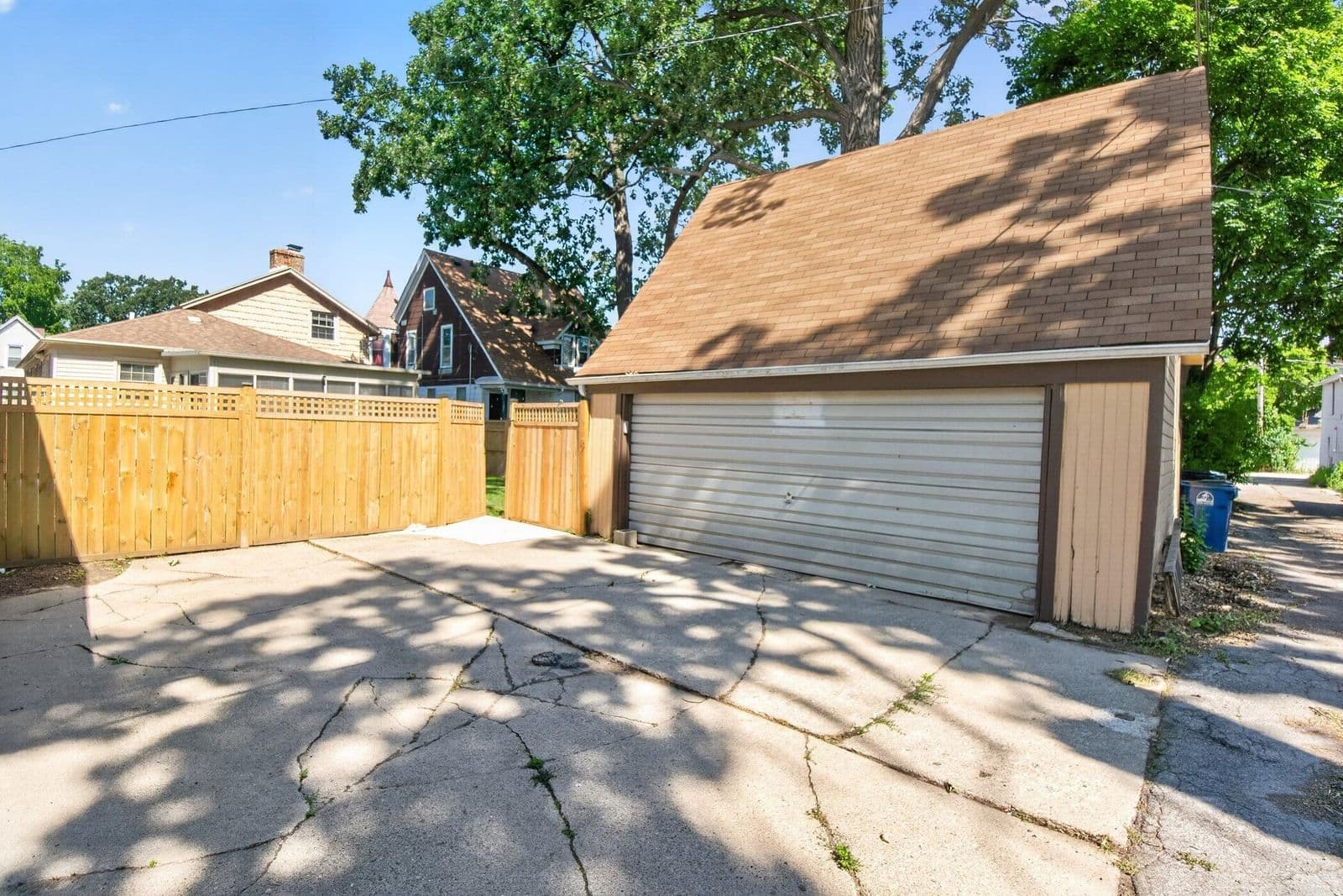 1525 Holmes