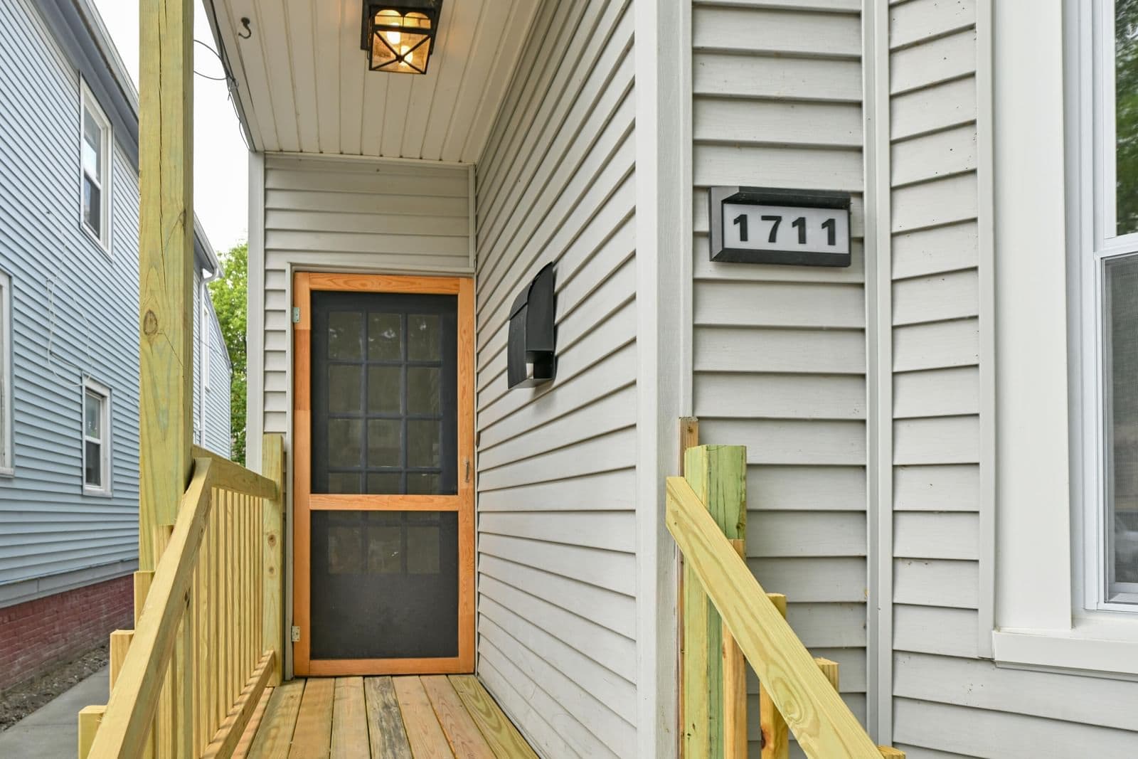 1711 Astor