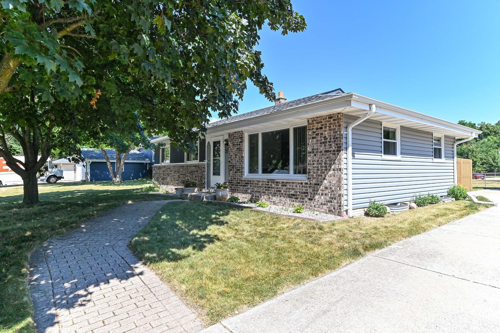 3310 Woodview, Oak Creek, WI