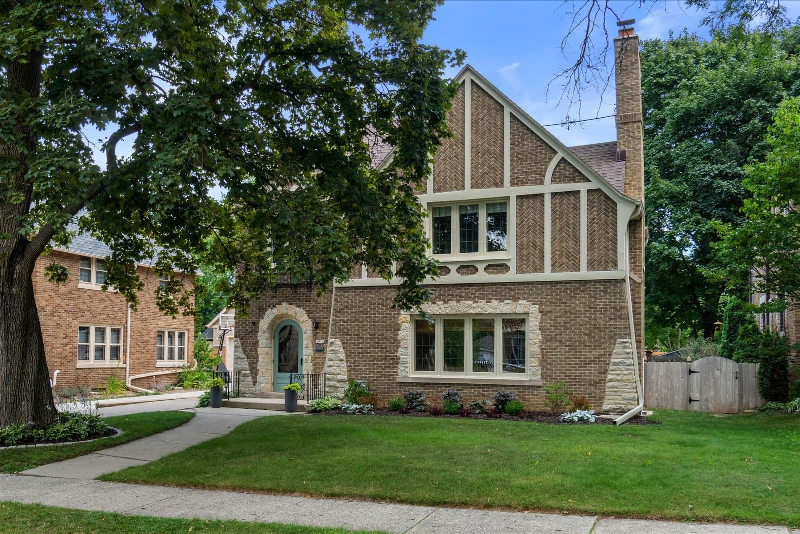 4914 Woodburn