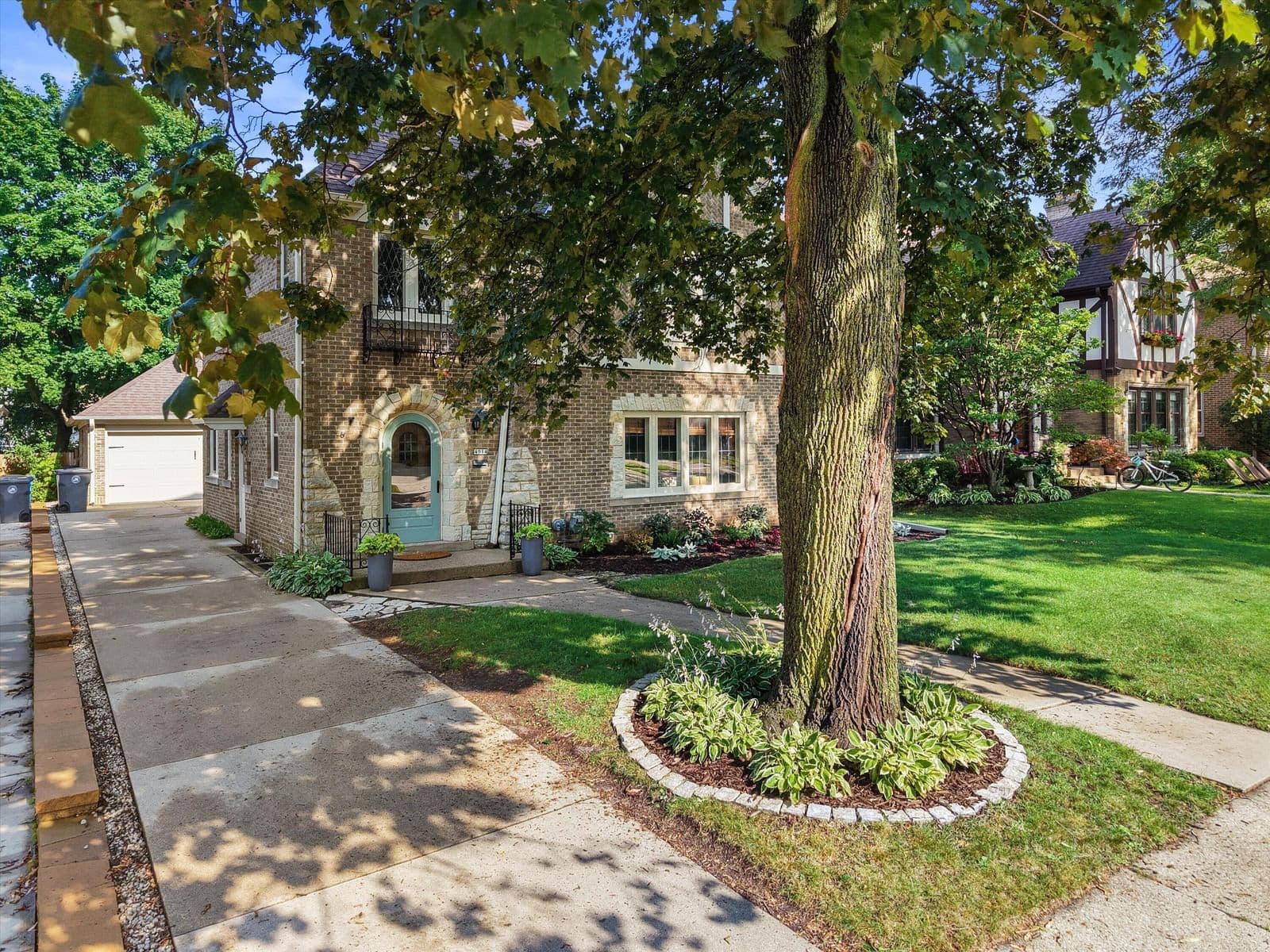 4914 Woodburn