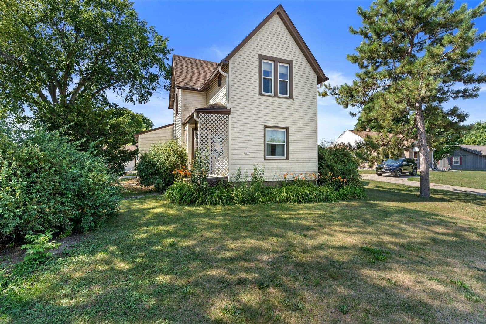 1111 Oakwood, Oak Creek, WI