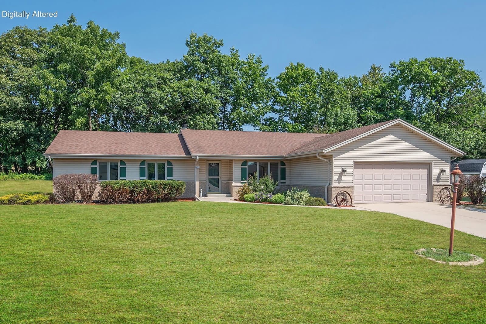 8319 Woodridge, Oak Creek, WI