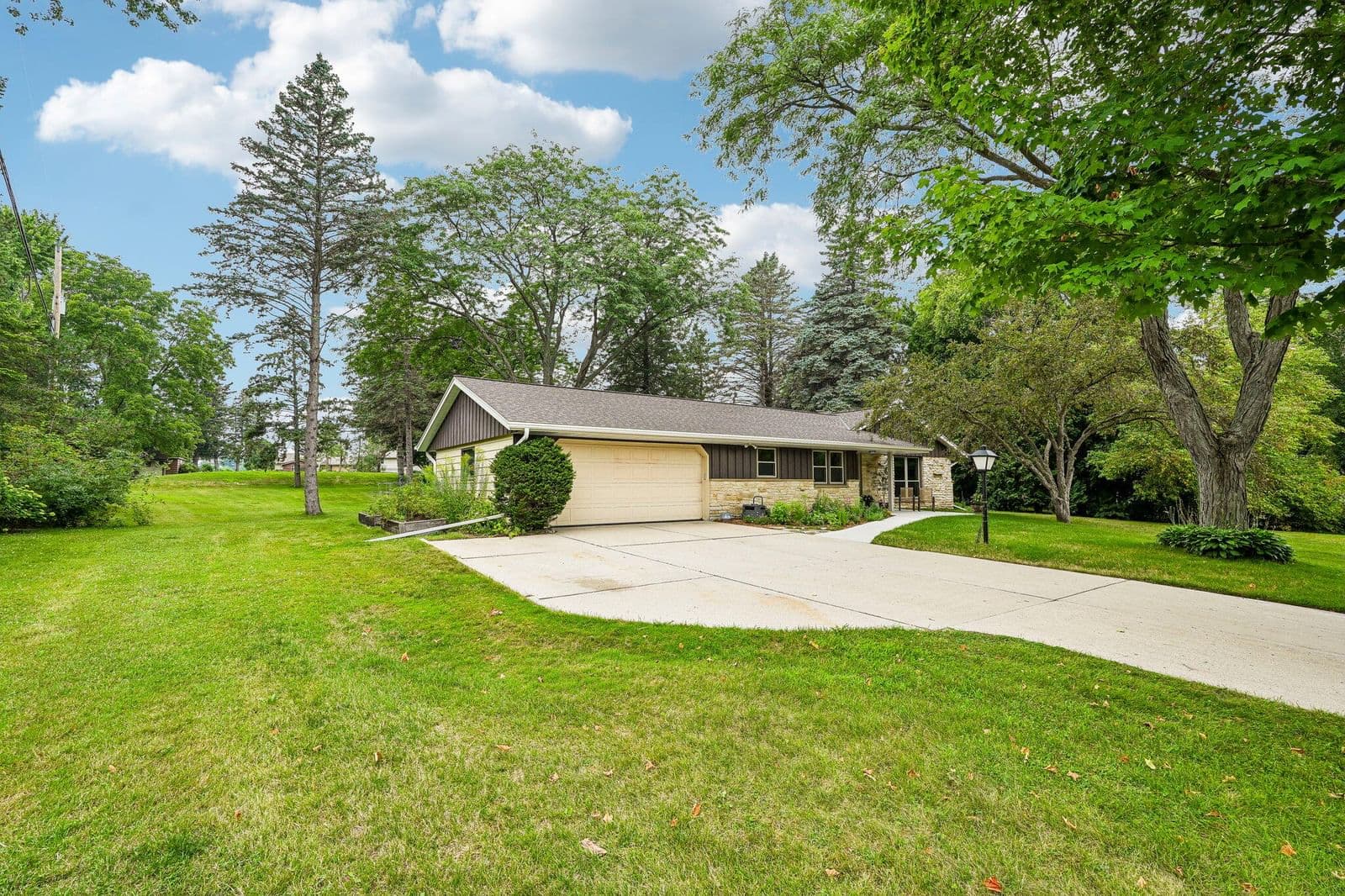 1389 Glenbrook