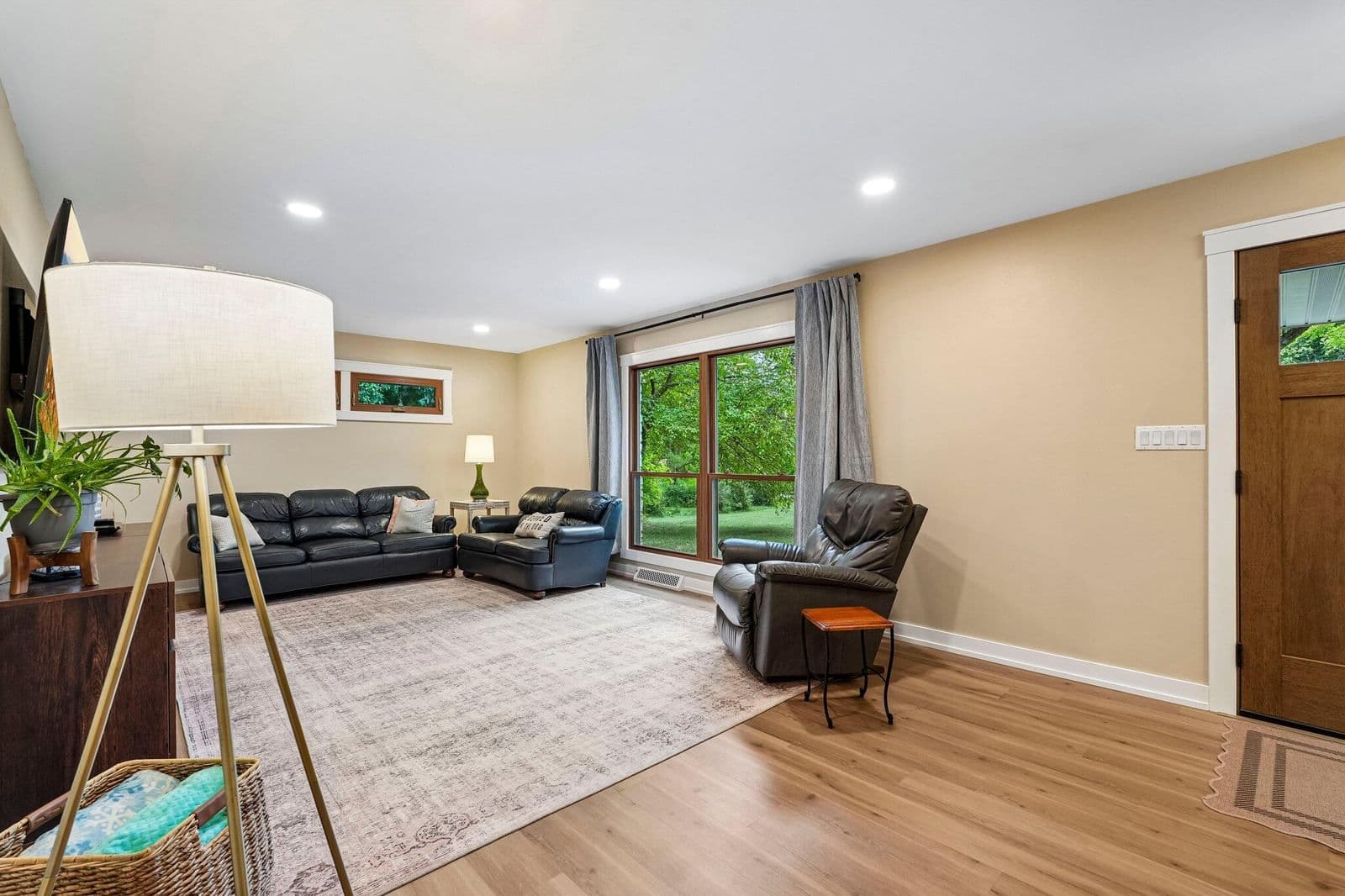 1389 Glenbrook