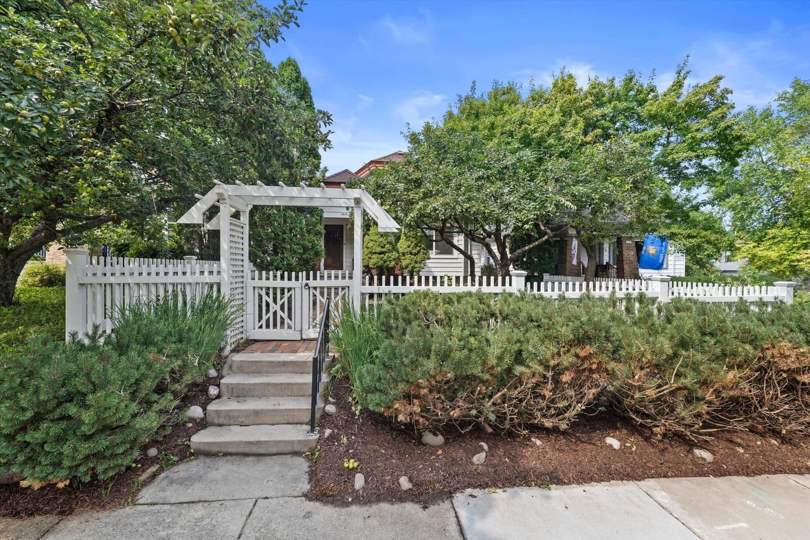 1816 Beverly