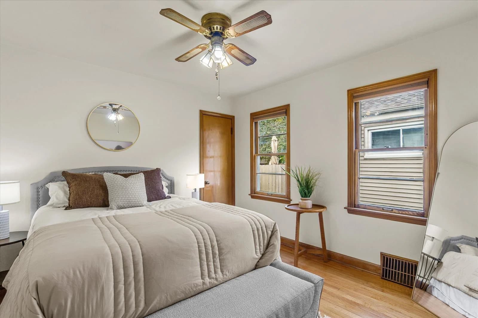 Photo 5 of 1818 Fernwood Ave