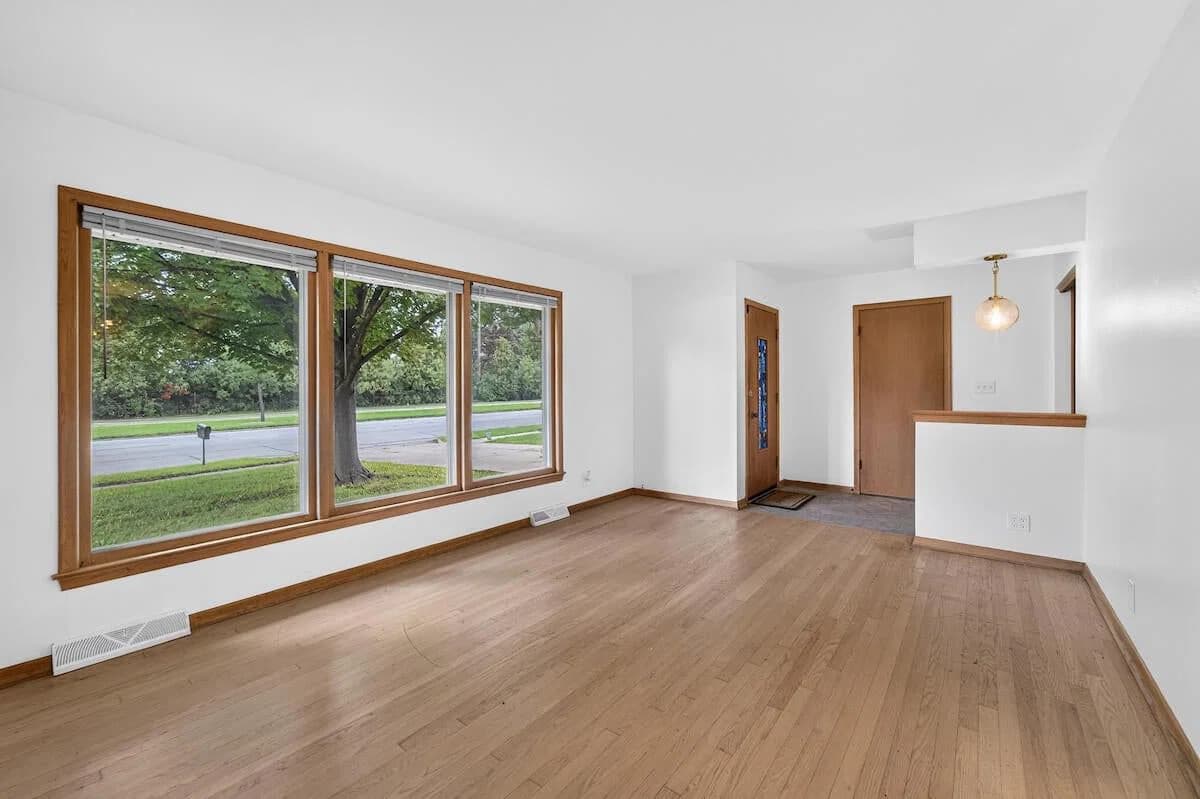 Photo 5 of 10216 Burleigh St