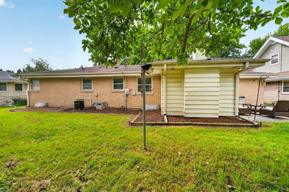 Photo 4 of 10216 Burleigh St