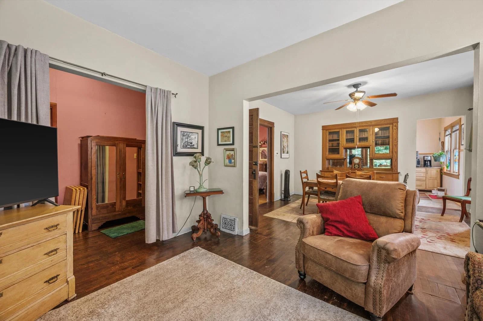 Photo 4 of 2372 Weil St