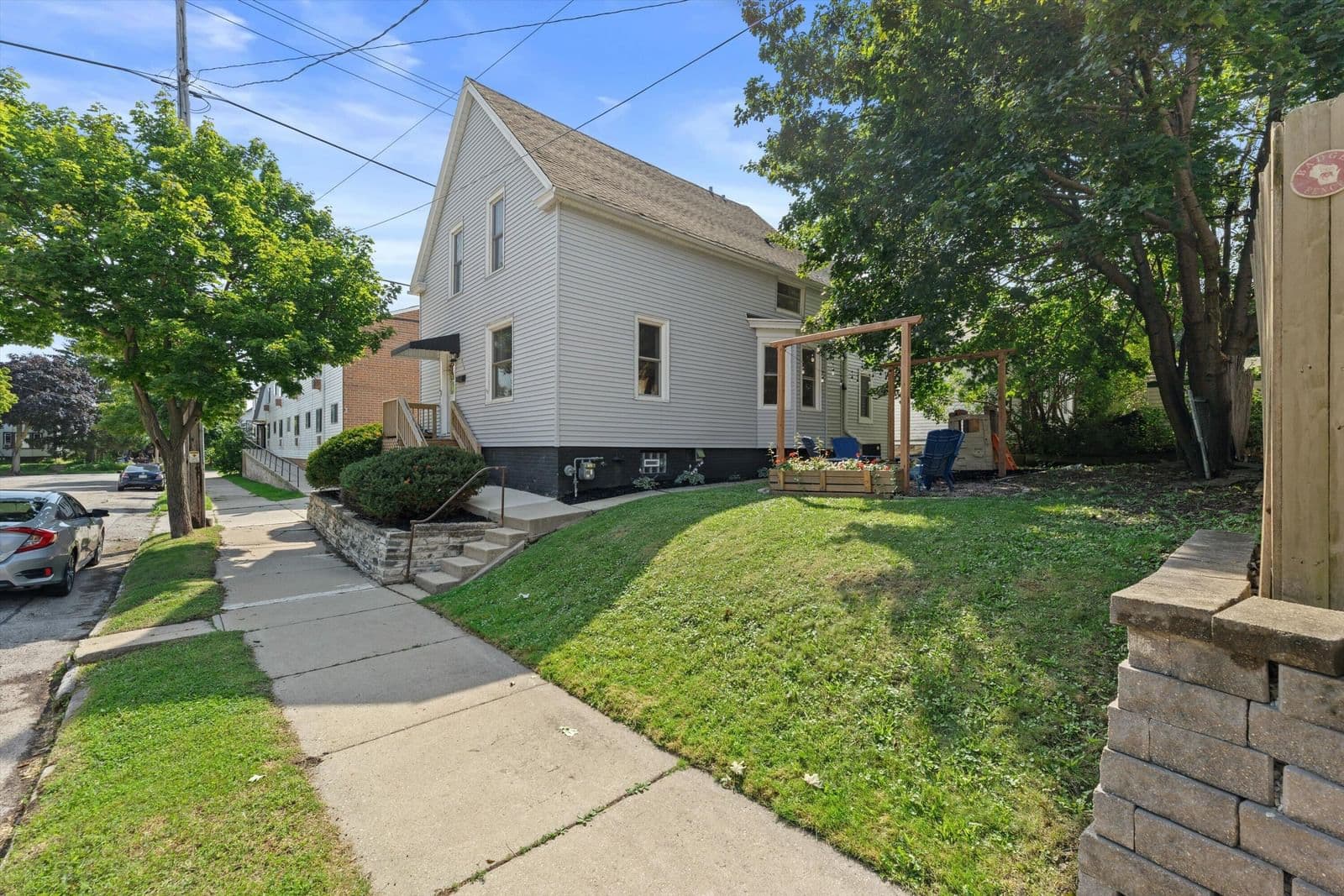 915 Homer St