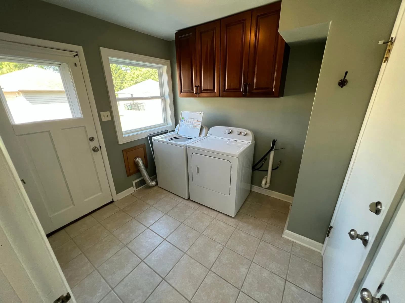 Photo 5 of 2105 Ludington Ave
