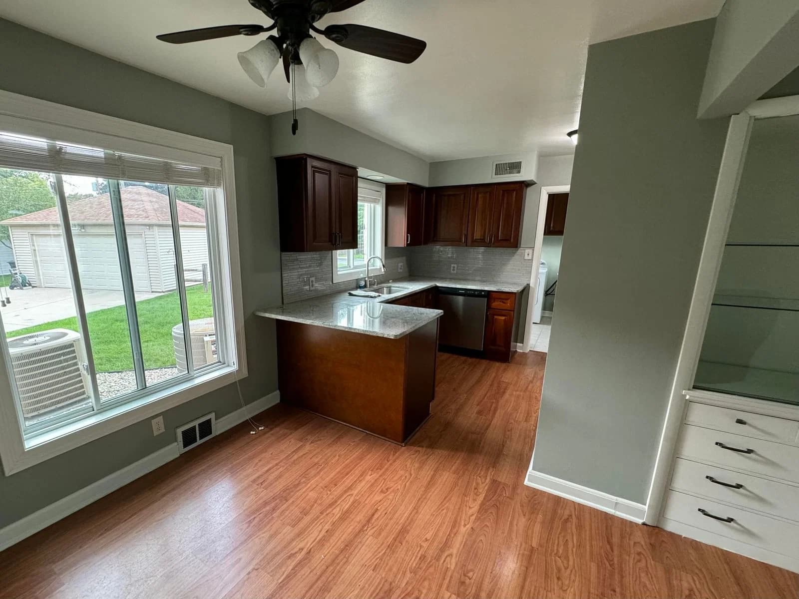 Photo 4 of 2105 Ludington Ave