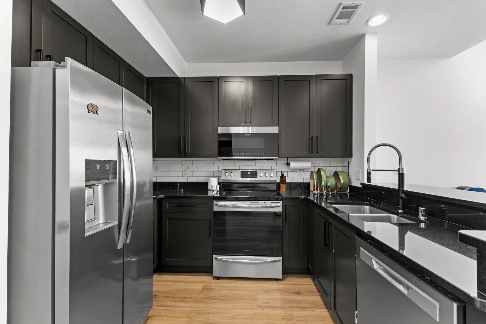 Photo 5 of 2121 Kinnickinnic Ave