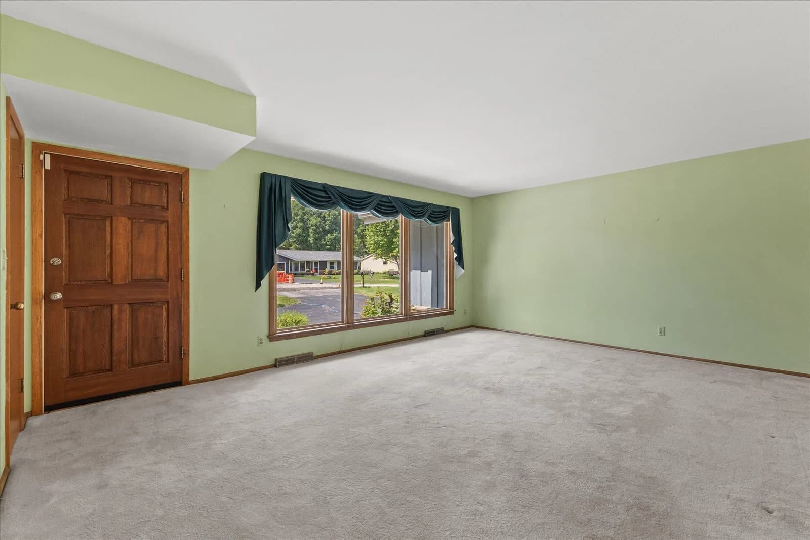Photo 4 of 2310 Guinevere Dr