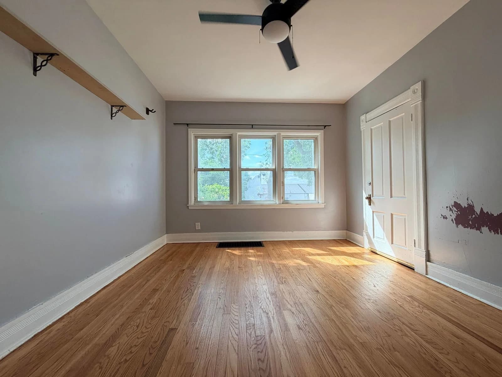 Photo 5 of 2416 Burrell St