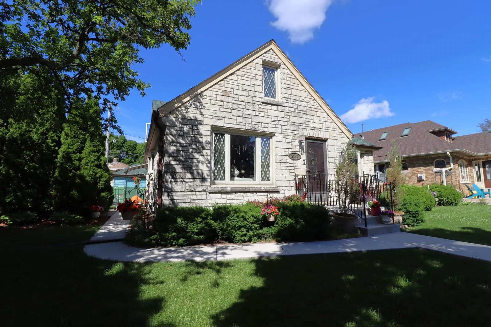 2141 Livingston Ter