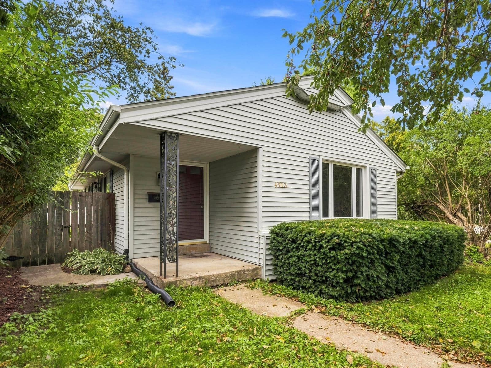 4913 Navajo, Glendale, WI