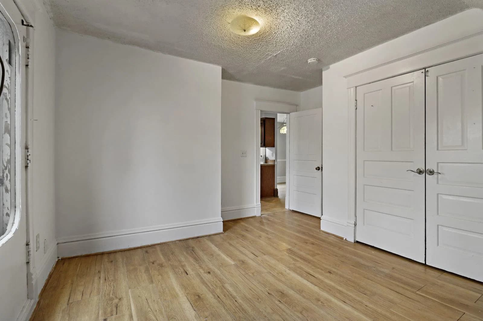 Photo 5 of 937 Grove Ave