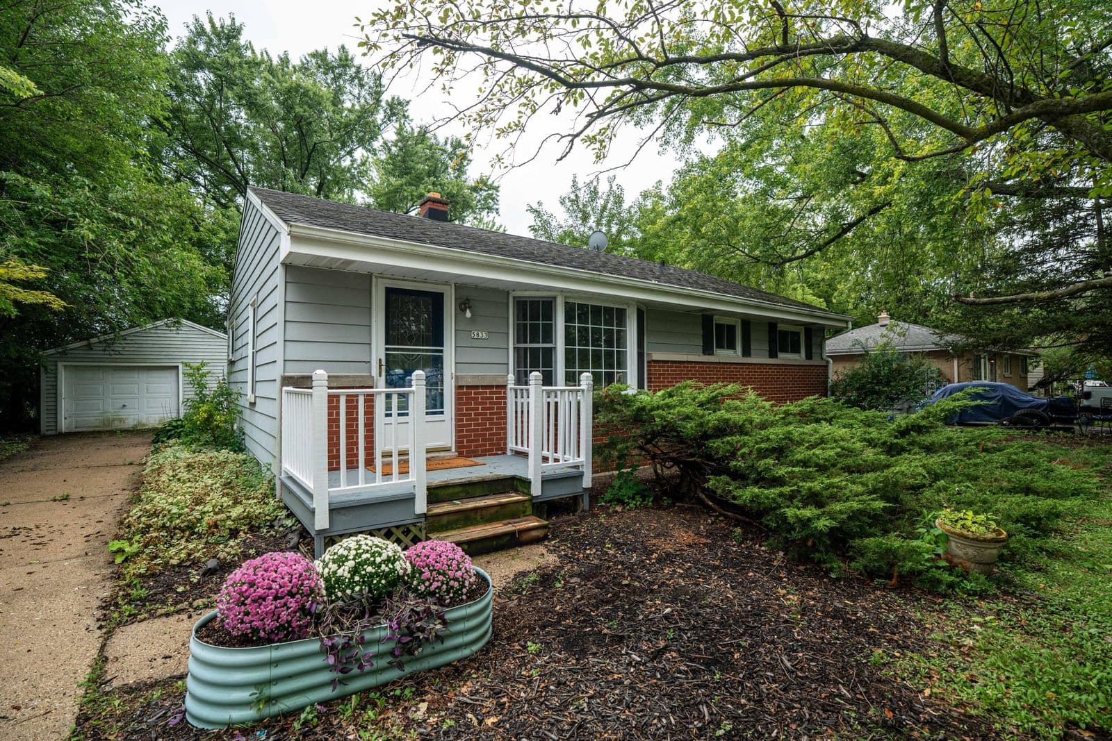 5833 Calumet Rd