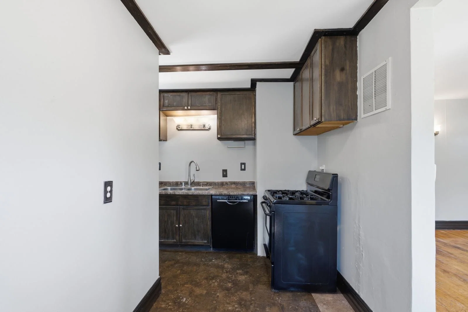 Photo 5 of 1710 Lathrop Ave