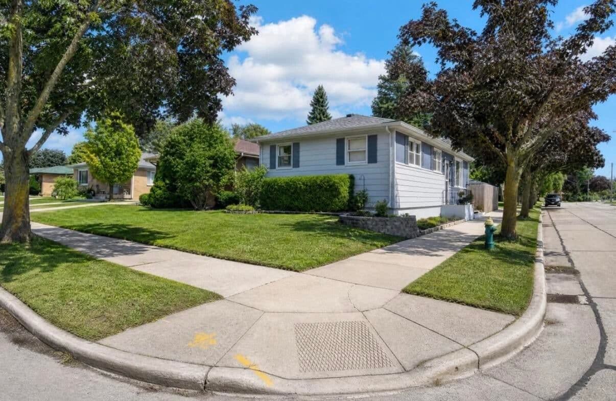 Photo 5 of 744 Shoreland Dr