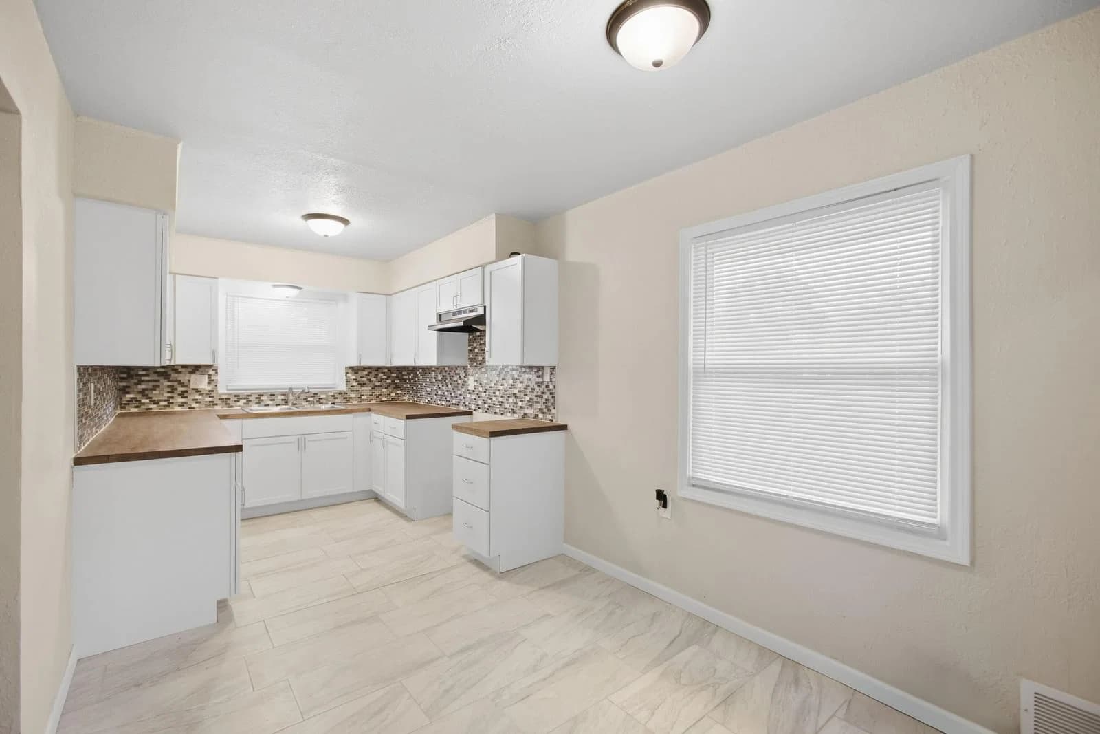 Photo 4 of 10325 Silver Spring Dr