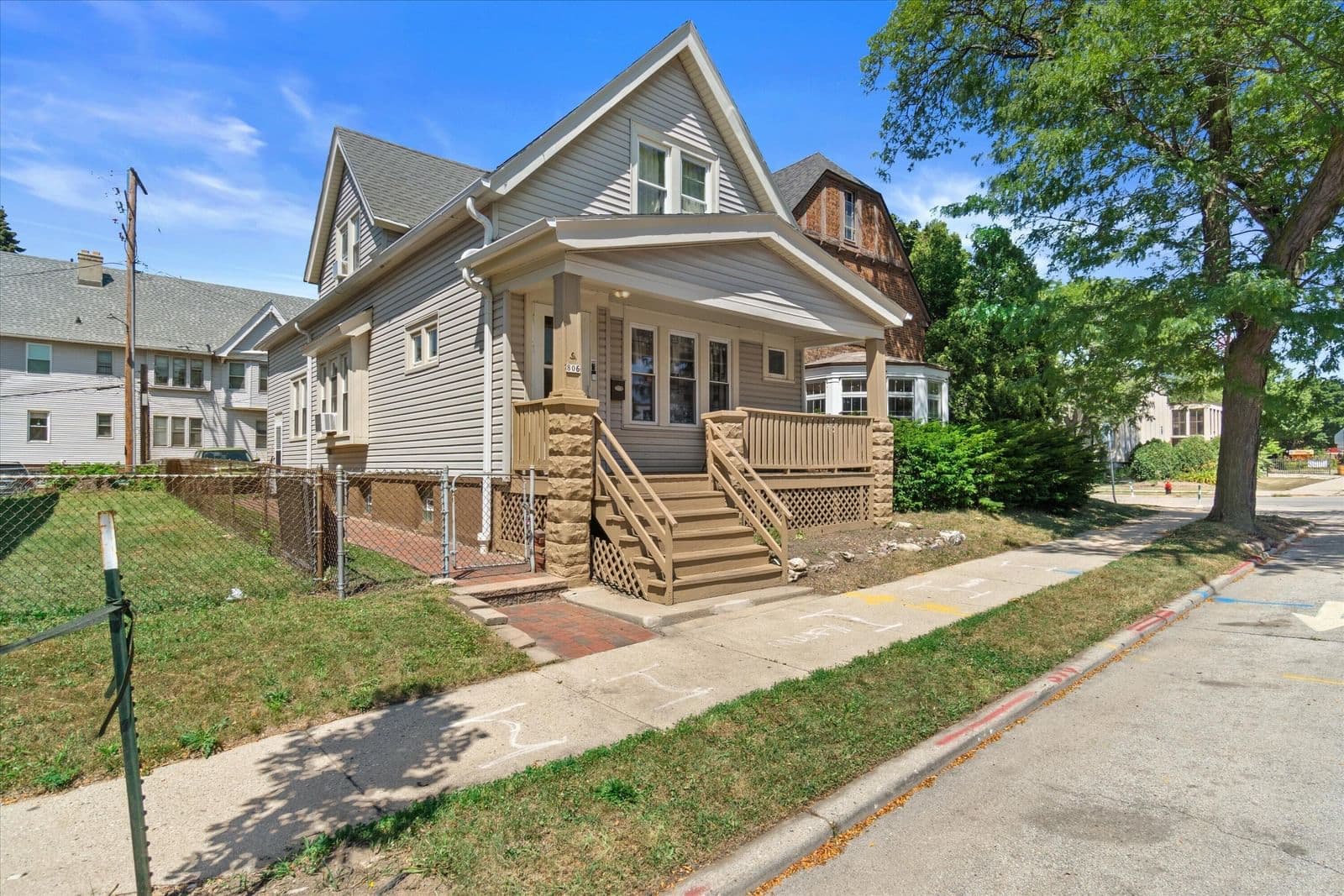 Photo 4 of 806 Lapham Blvd