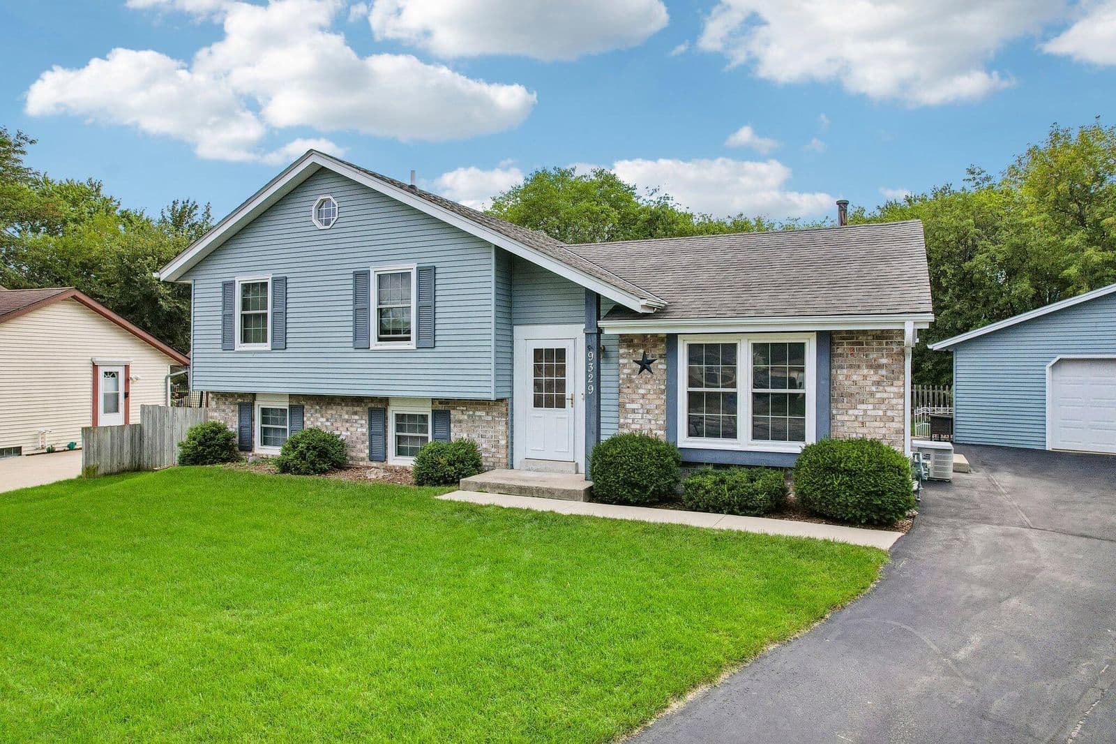 9329 Fairlane Ct