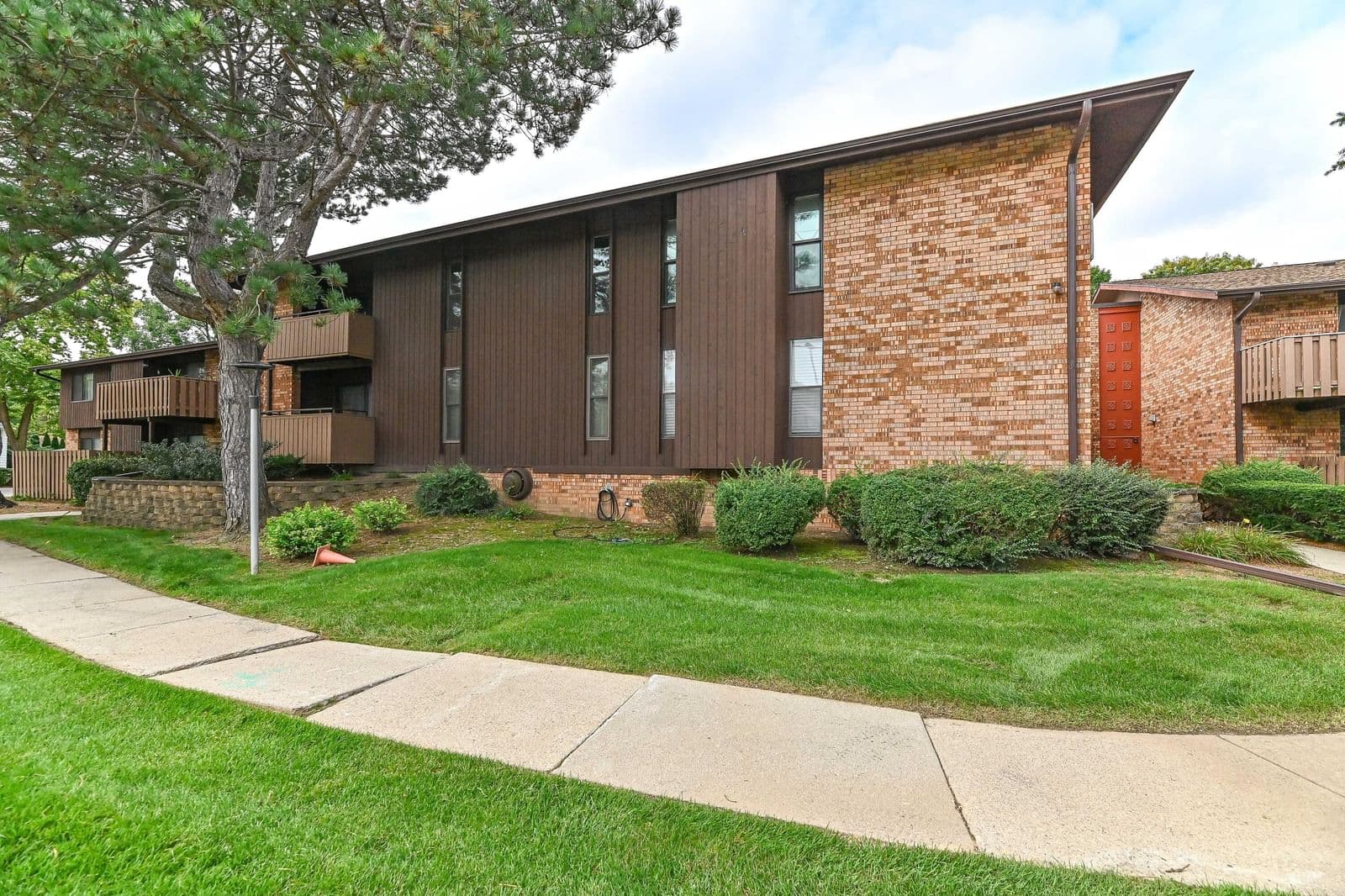 7003 Green Bay Ave
