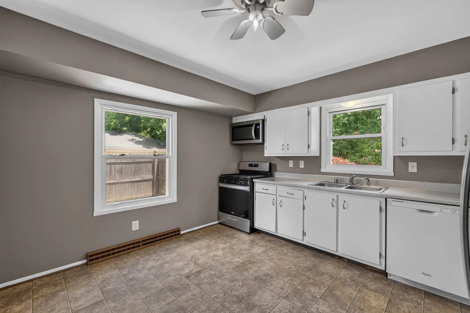 Photo 5 of 10404 Darnel Ave