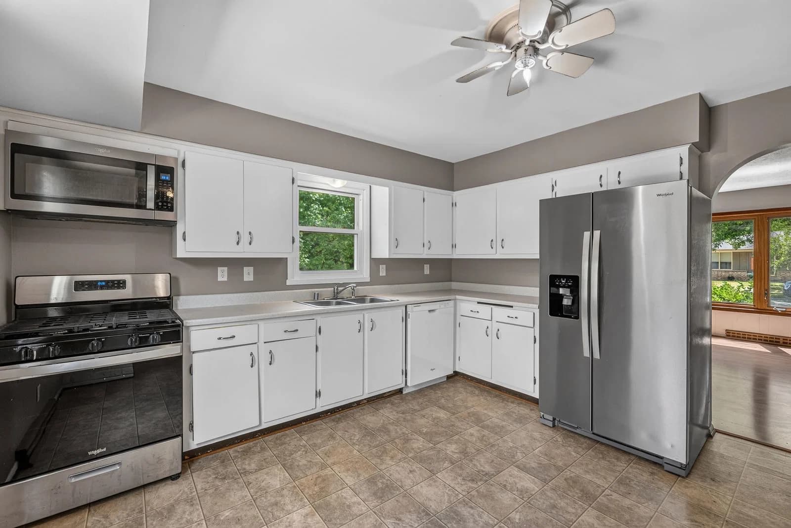 Photo 4 of 10404 Darnel Ave