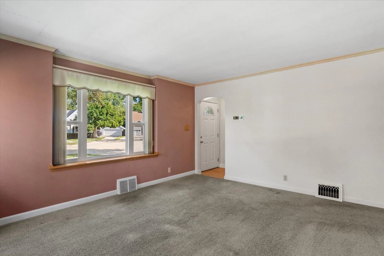 Photo 4 of 10533 Everett Cir