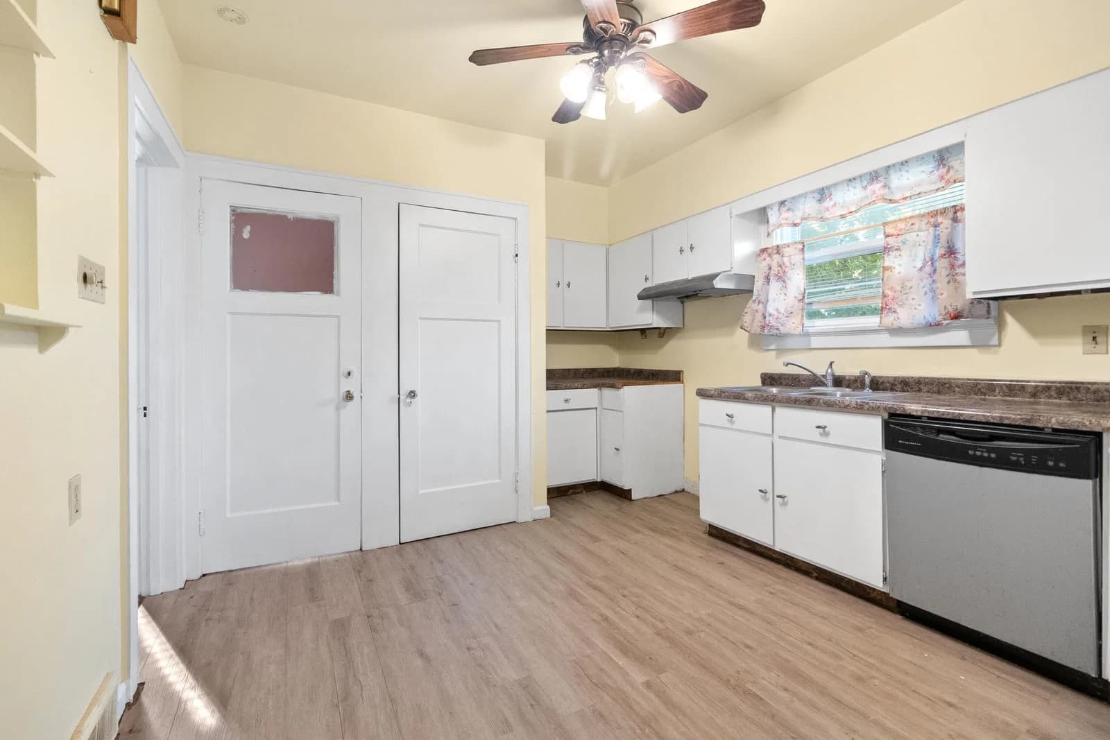 Photo 5 of 5827 40 St