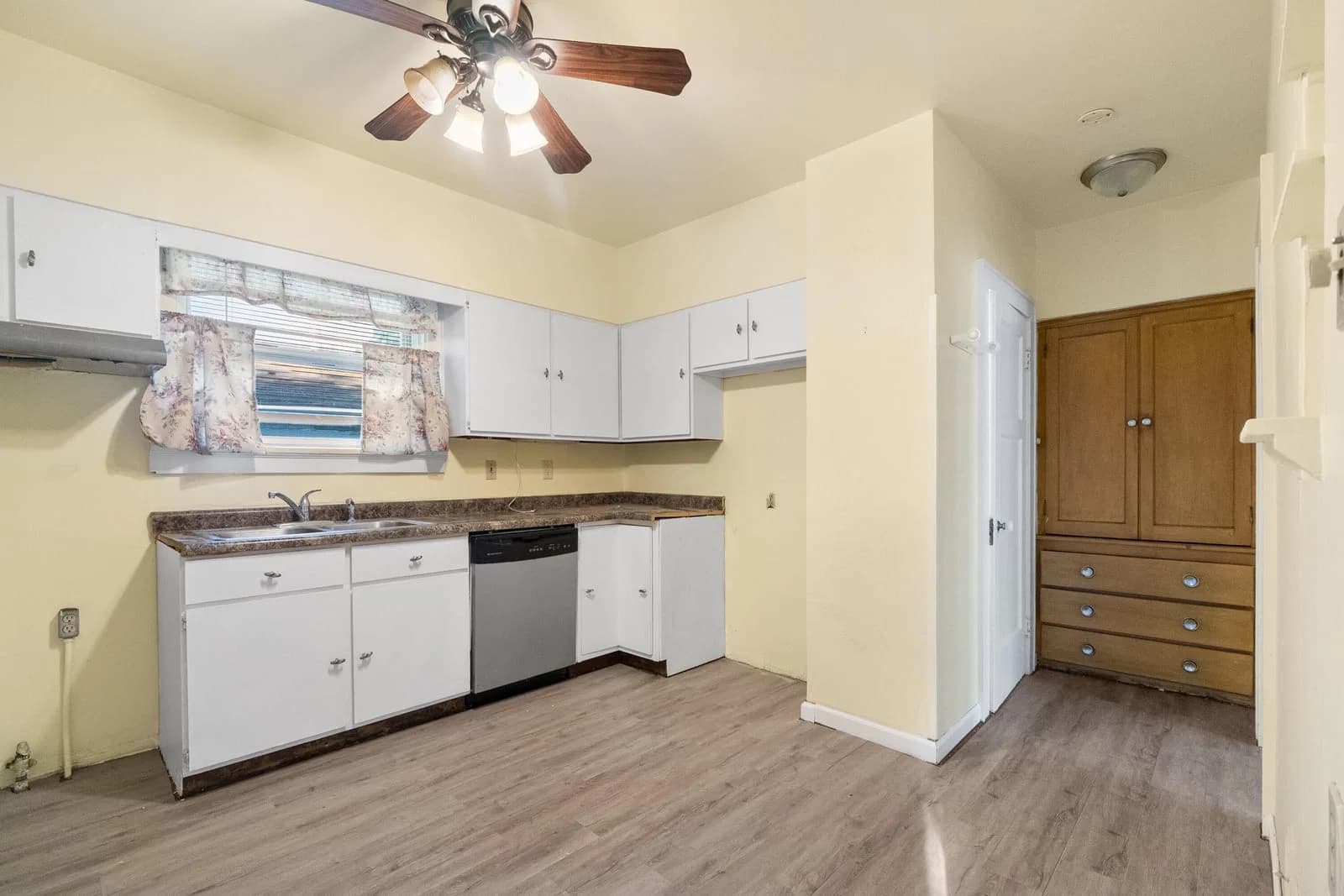 Photo 4 of 5827 40 St