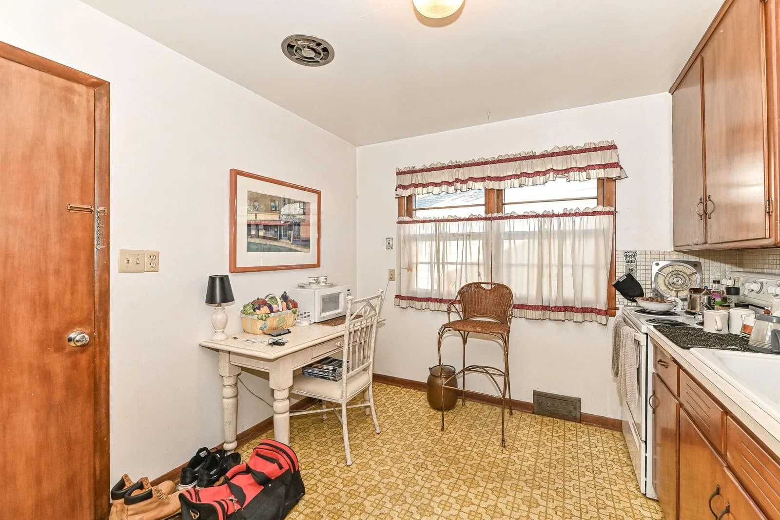 Photo 5 of 9423 Mount Vernon Ave