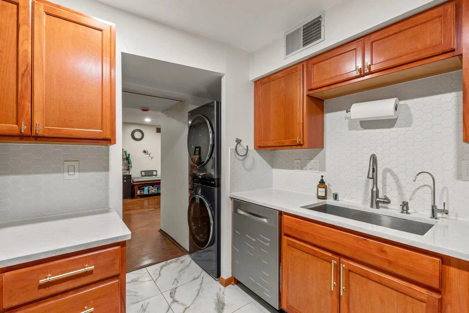 Photo 4 of 1818 Shorewood Blvd