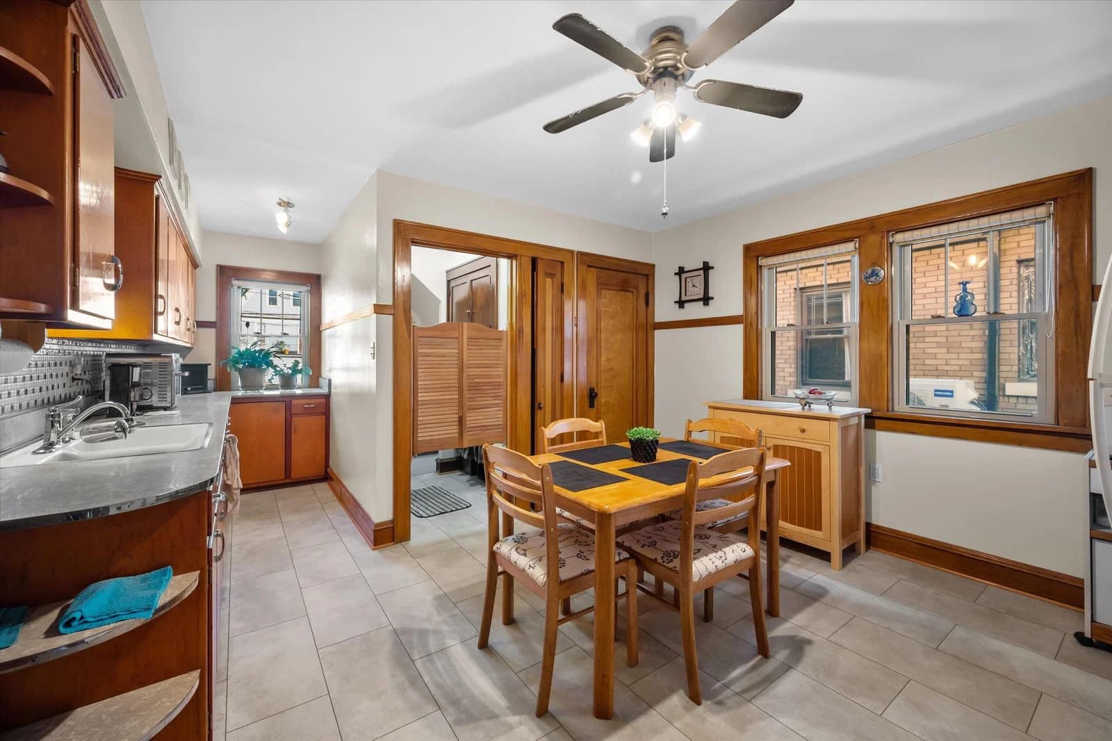 2546 Howell Ave
