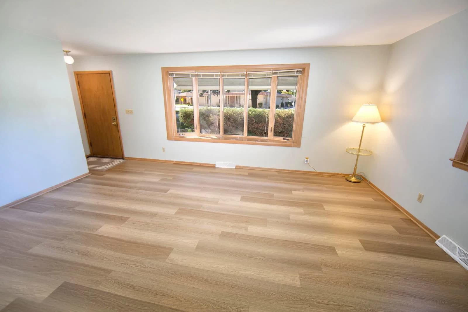 Photo 4 of 3262 Whitnall Ave