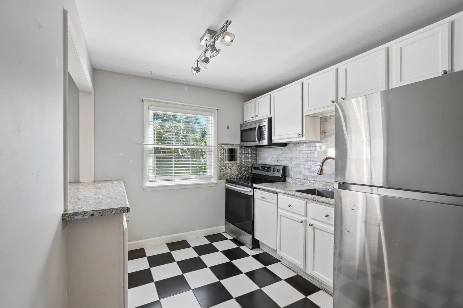 Photo 5 of 1335 Randolph Ct