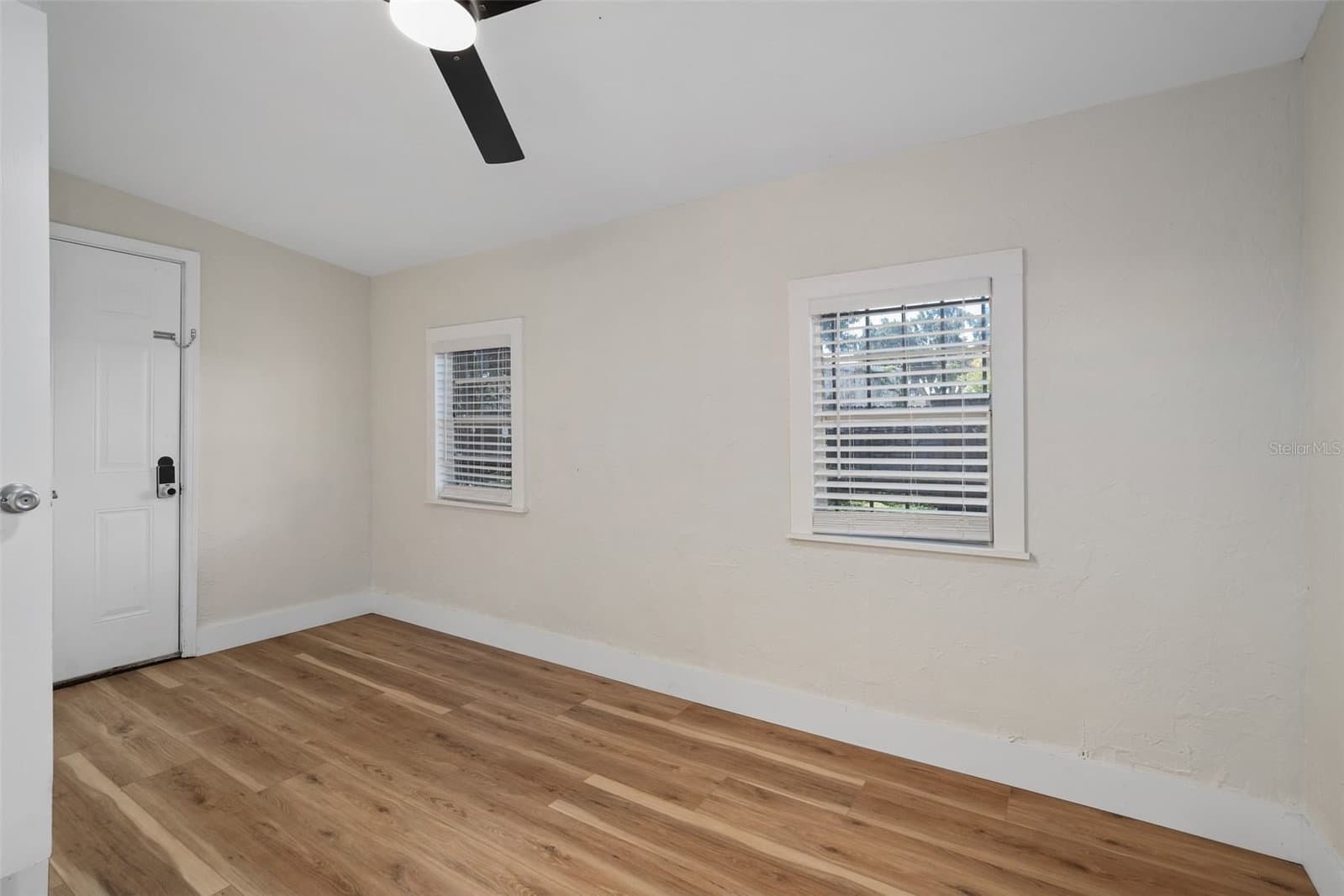 Photo 4 of 914 26TH