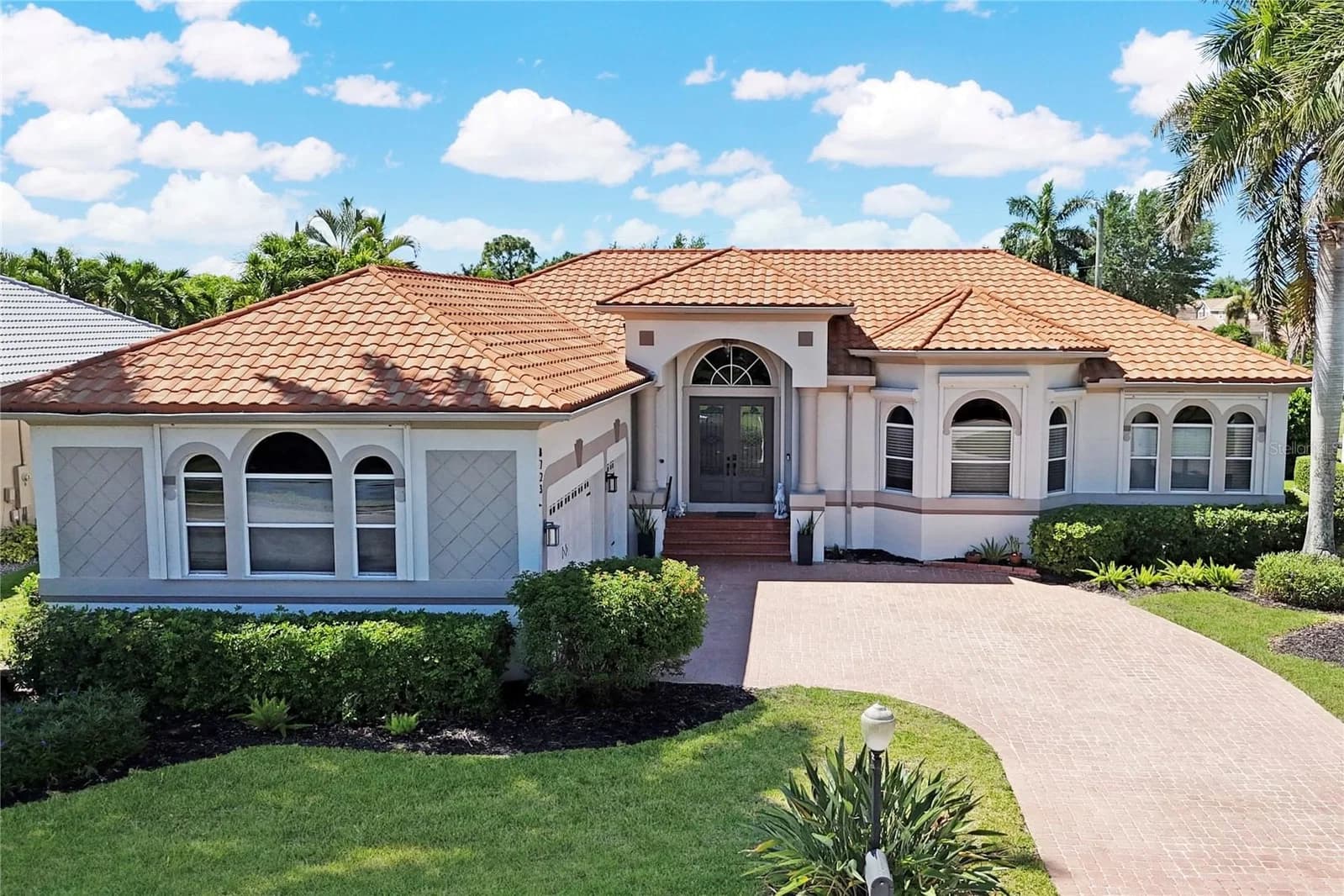 8723 LAKE Circle